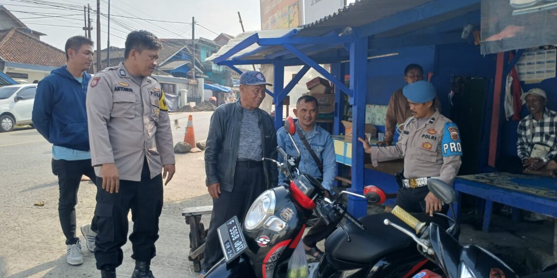 Patroli Dialogis Di Siang Hari Berikan Imbauan Kamtibmas Kepada Masyarakat Di Wilkum Polsek Sukalarang