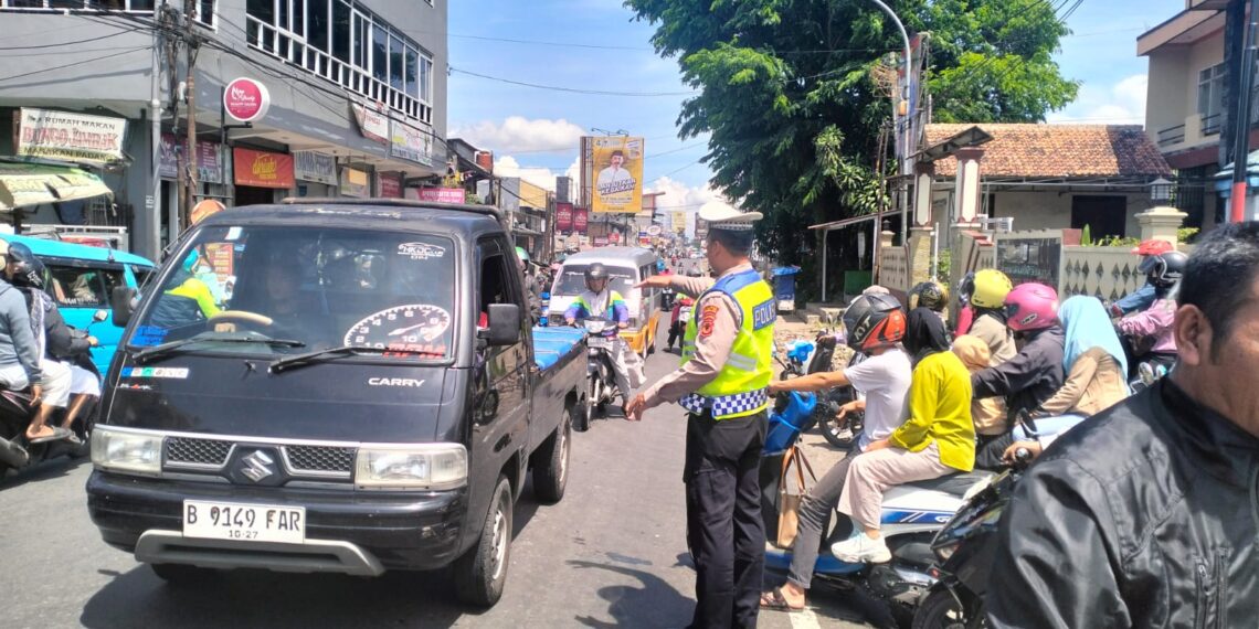 Antisipasi Kemacetan Siang, Unit Lantas Polsek Sukalarang Melaksanakan Gstur Lalin Saat Jam Pulang Karyawan