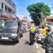 Antisipasi Kemacetan Siang, Unit Lantas Polsek Sukalarang Melaksanakan Gstur Lalin Saat Jam Pulang Karyawan