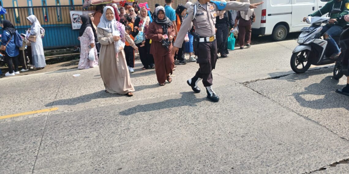 Wujud Kepedulian, Polisi Bantu Masyarakat Menyeberang Jalan