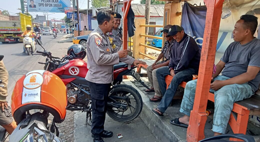 Bhabinkamtibmas Polsek Lembursitu Silaturahmi Dengan Ojek Pangkalan Pasar Rakyat