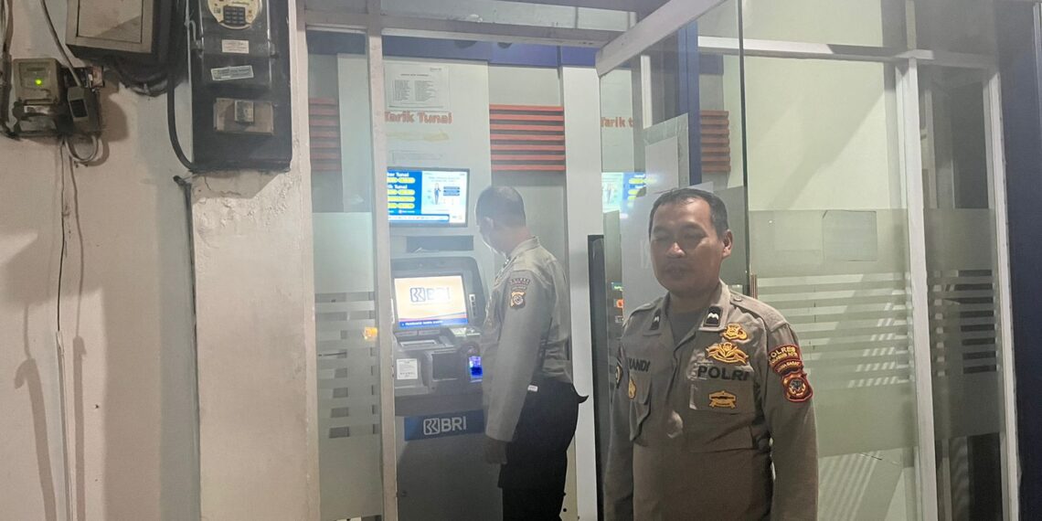 Cegah Kejahatan Perbankkan saat Patroli KRYD Malam Polisi kontrol ATM BRI