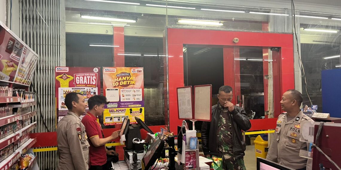 Polsek Sukalarang Laksanakan Patroli KRYD Sasaran Toko Minimarket dan Dialogis dengan Karyawan