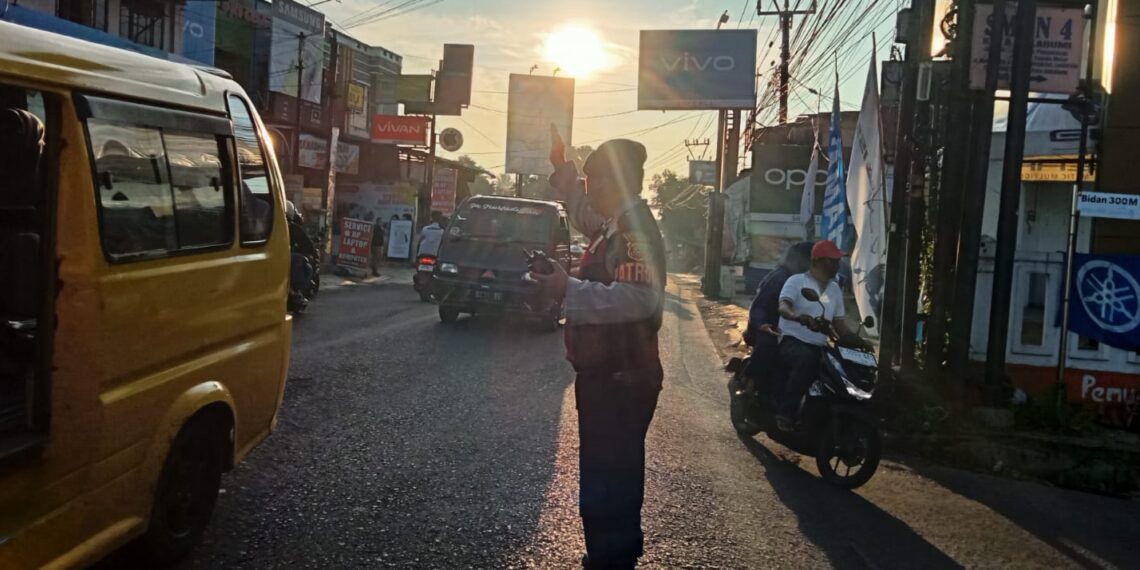 Peduli keselamatan Anggota Unit Samapta Polsek Lembursitu laksanakan Gatur Lalin Pagi hari