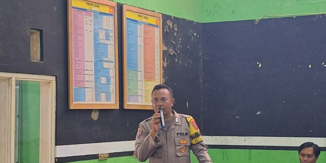 Bhabinkamtibmas Polsek Cireunghas Hadiri Seminar Mahasiswa KKN Lingga Buana PGRI Sukabumi di Desa Binaan