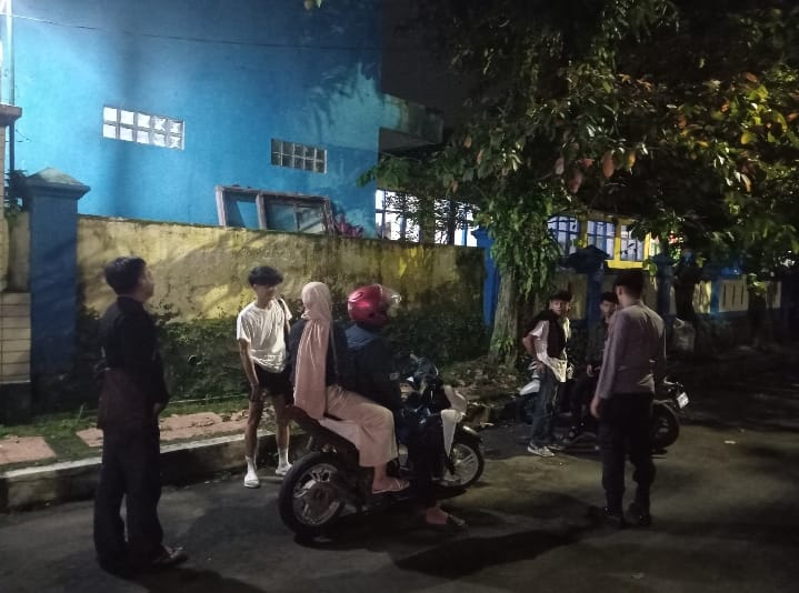 Patroli Malam Hari, Polsek Gunungpuyuh Himbau Pemuda Untuk Tidak Nongkrong Larut Malam