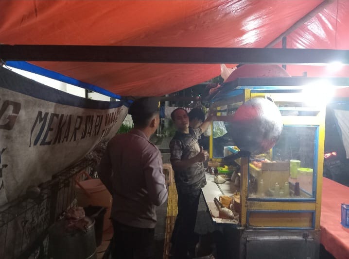 Patroli Dan Sambang Pada Pemilik Warung Makan Sambil Berikan Himbauan Kamtibmas