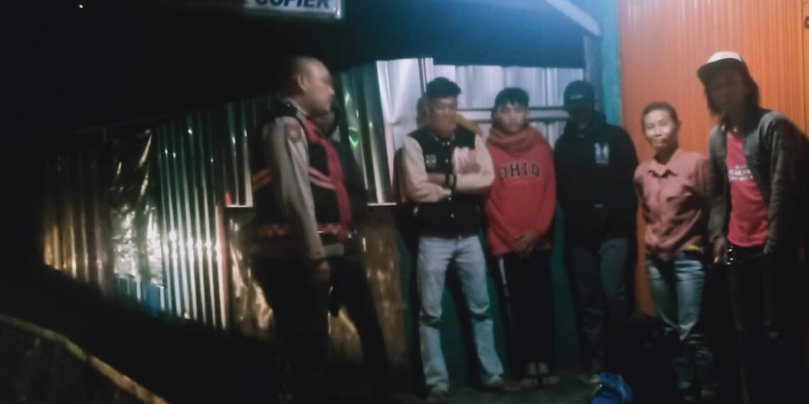 Guna Ciptakan Keamanan yang Kondusif, unit Samapta Polsek Cibeureum Patroli Dialogis dan Sambangi Warga di malam hari