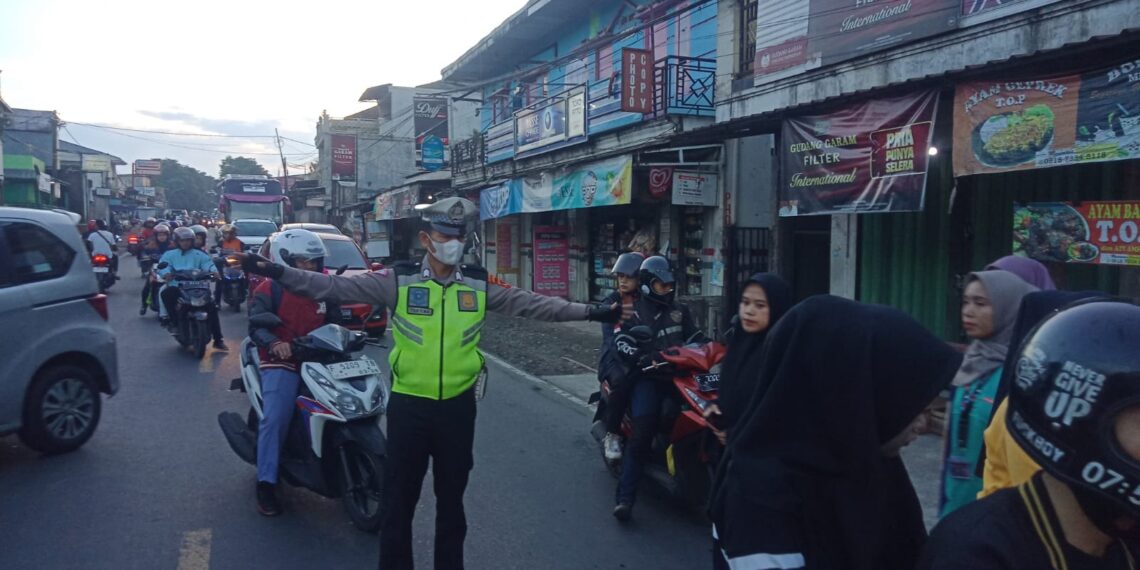 Antisipasi Kemacetan Pagi, Unit Lantas Polsek Sukalarang Melaksanakan Gatur Lalin Saat Jam Masuk Karyawan