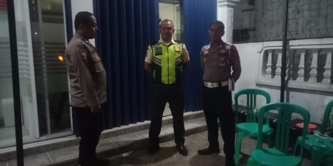 Cegah Kejahatan Perbankkan saat Patroli Malam Polisi kontrol ATM BRI