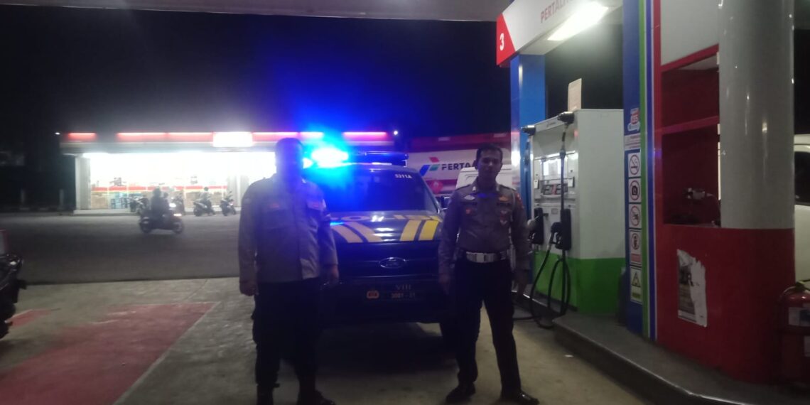 Anggota Patroli Polsek Sukalarang Melaksanakan Patroli Malam Kontrol SPBU