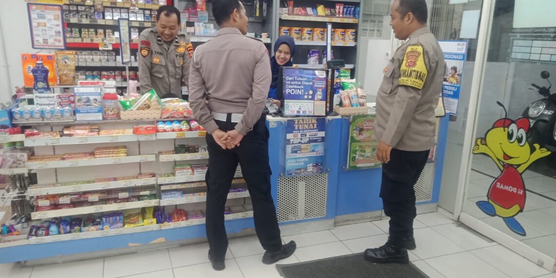 Polsek Sukalarang Patroli Toko Minimarket dan Dialogis dengan Karyawan