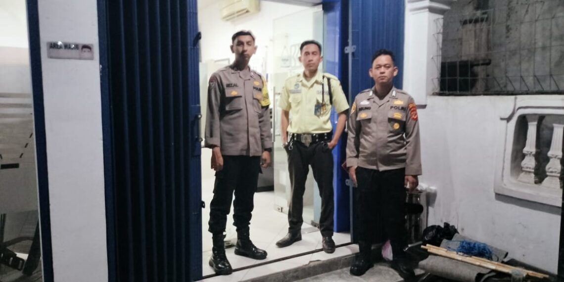 Polsek Sukalarang Patroli Malam Hari Kontrol ATM BRI Cegah Kejahatan Perbankan