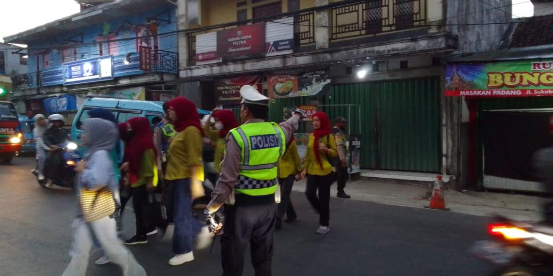 Antisipasi Kemacetan Pagi, Unit Lantas Polsek Sukalarang Melaksanakan Gatur Lalin Saat Jam Masuk Karyawan