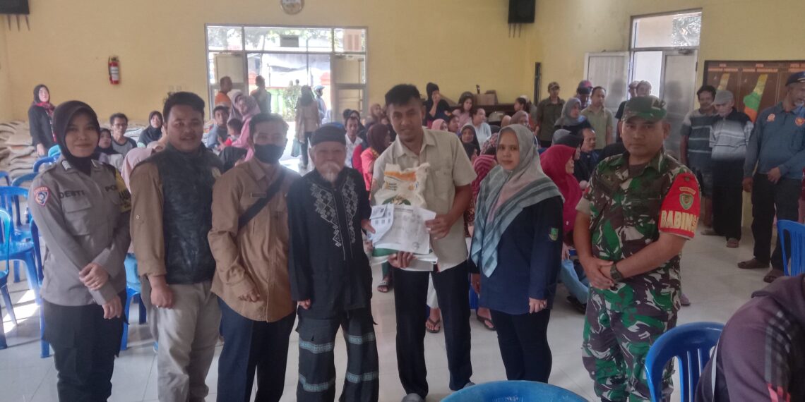 Bhabinkamtibmas Polwan Monitoring Pembagian Bansos Beras
