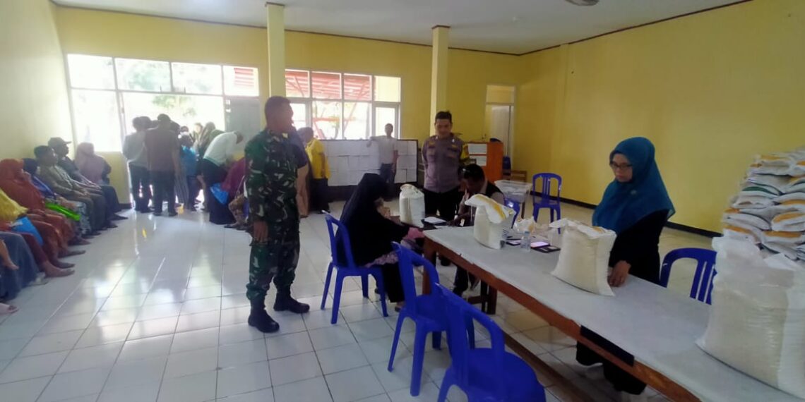 Bhabinkamtibmas Kelurahan Dayeuhluhur Monitoring Pembagian Bansos Beras