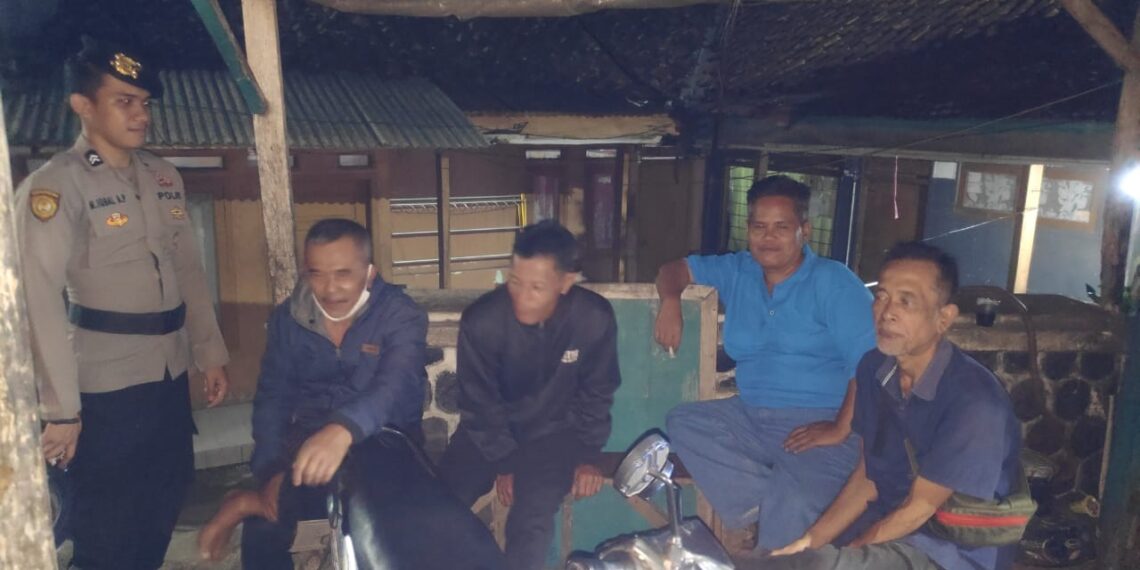 Patroli Sambang Malam Hari Sebagai Upaya Polsek Kebonpedes Jaga Kamtibmas Di Wilayah Hukumnya