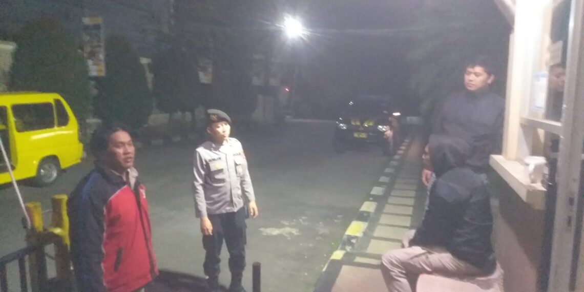 Rutin Sambang Satpam Perumahan, Unit Samapta Polsek Gunungpuyuh Ingatkan Satpam Lebih Tingkatkan Kewaspadaan