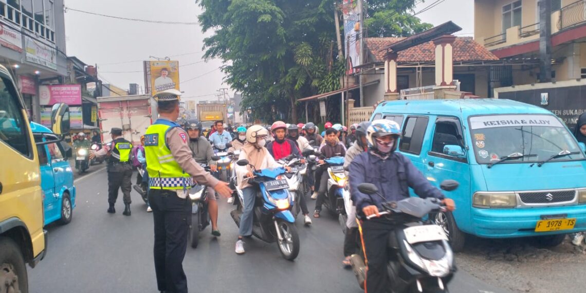 Antisipasi Kemacetan Pagi, Unit Lantas Polsek Sukalarang Laksanakan Gatur Lalin Saat Jam Masuk Karyawan