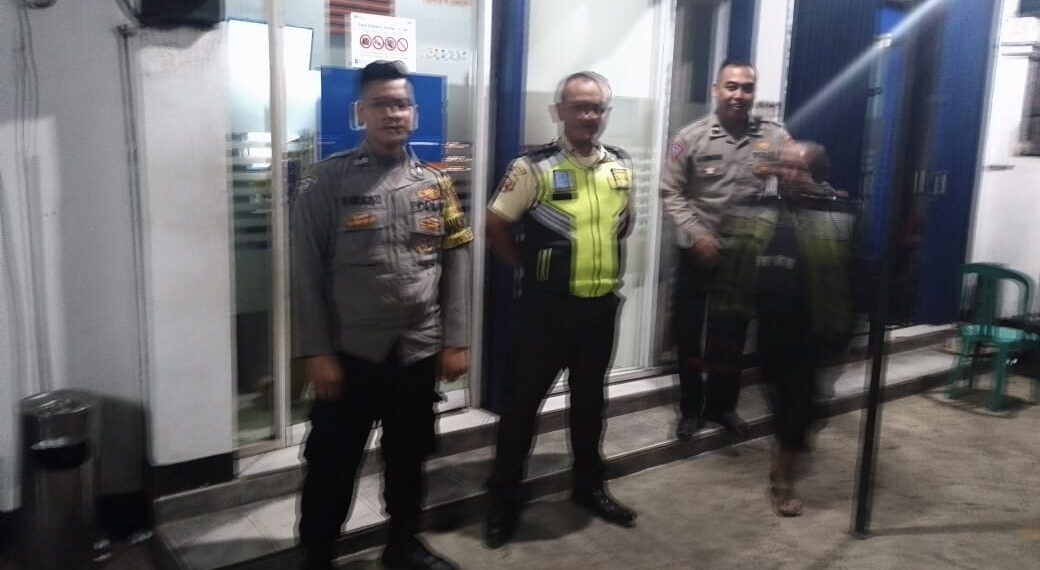 Cegah Kejahatan Perbankkan saat Patroli Malam Polisi kontrol ATM BRI