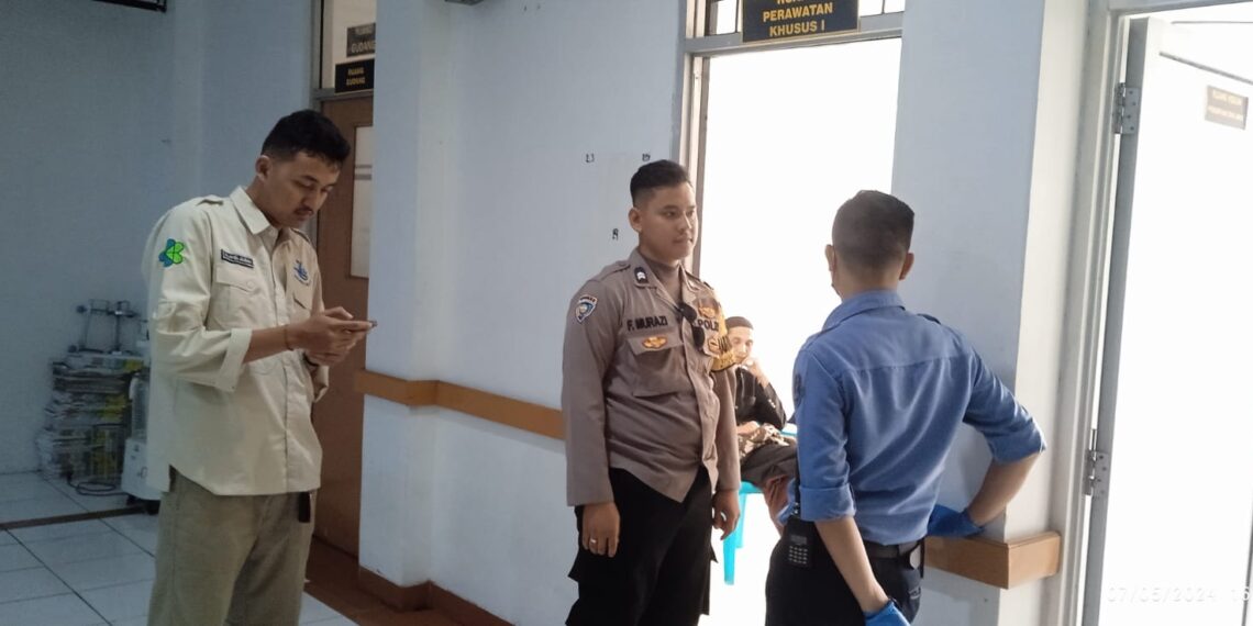 Bhabinkamtibmas Bantu Tangani ODGJ yang Mengamuk Serta Meresahkan Warga Masyarakat