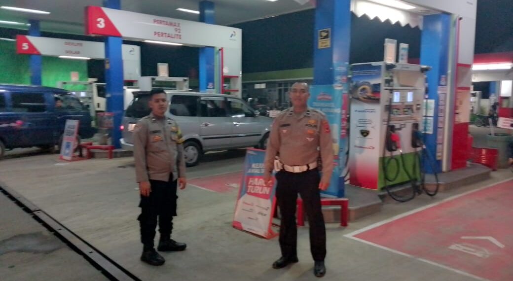 Anggota Patroli Polsek Sukalarang Melaksanakan Patroli  Malam Kontrol SPBU