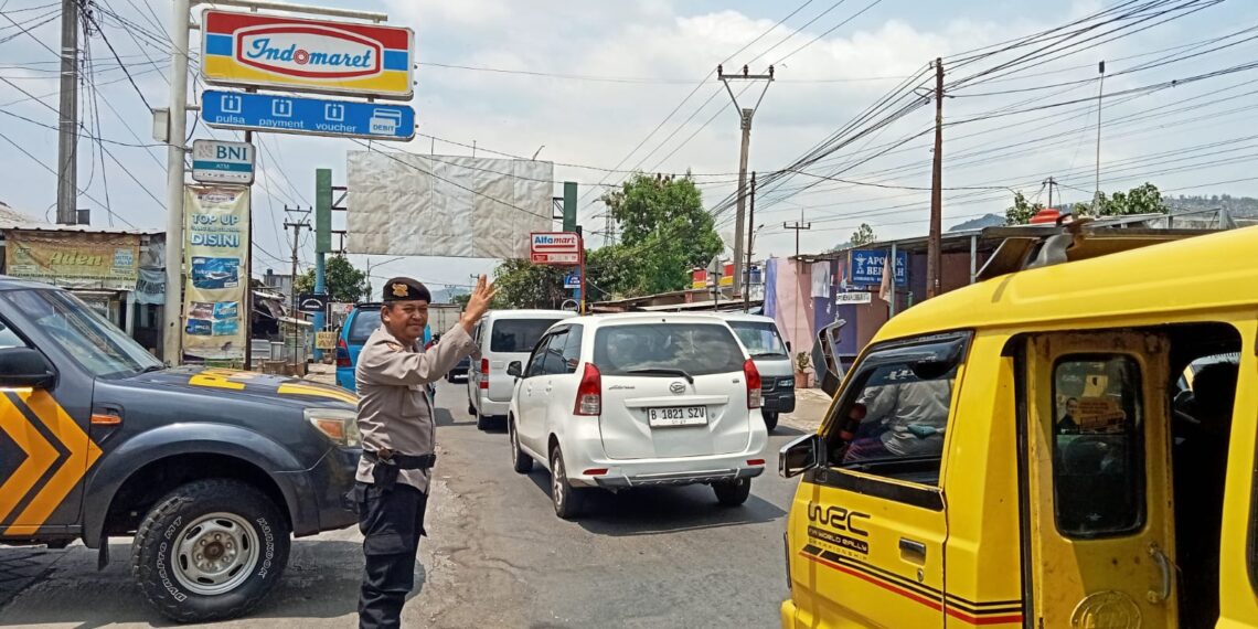 Polsek Lembursitu Laksanakan Gatur Lalu Lintas Sore Hari Di jalan Simpang Merdeka
