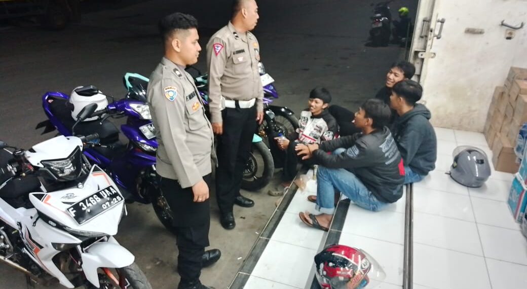 Polsek Sukalarang Patroli Toko Minimarket dan Dialogis dengan Masyarakat