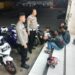 Polsek Sukalarang Patroli Toko Minimarket dan Dialogis dengan Masyarakat