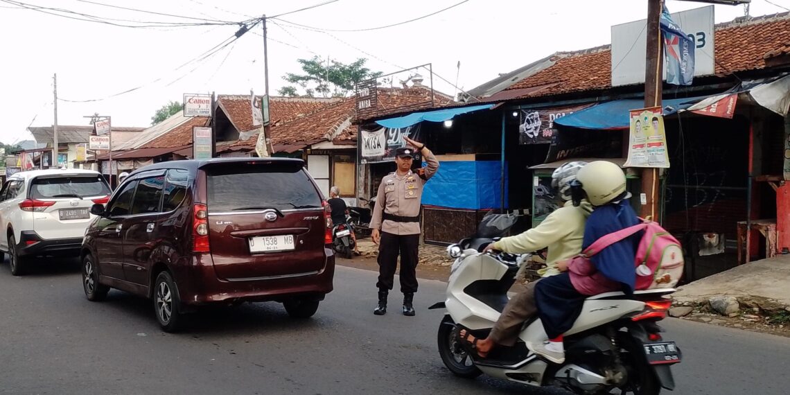 Peduli Keselamatan Anggota Unit Samapta Polsek Lembursitu Laksanakan Gatur Lalin Pagi Hari