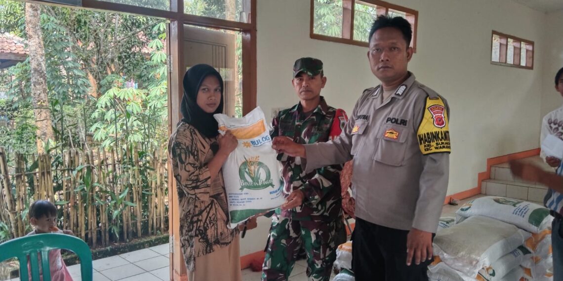 Bhabinkamtibmas Kelurahan Sukakarya Monitoring Pembagian Bansos Beras