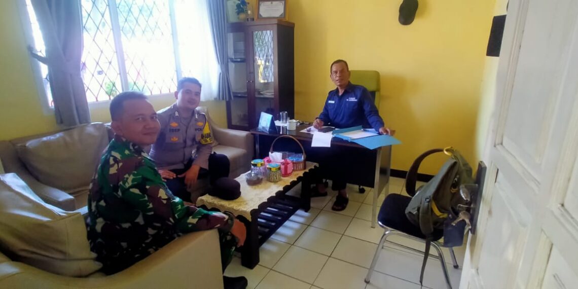 Sinergitas TNI – POLRI, Bhabinkamtibmas dan Babinsa Laksanakan Sambang ke Kantor Kelurahan