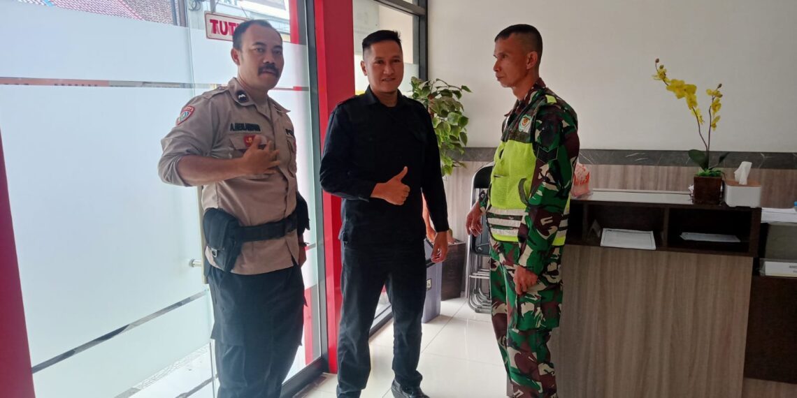 Cegah Aksi Kejahatan, Anggota Bhabinkamtibmas berikan Himbauan Kamtibmas Kepada Security