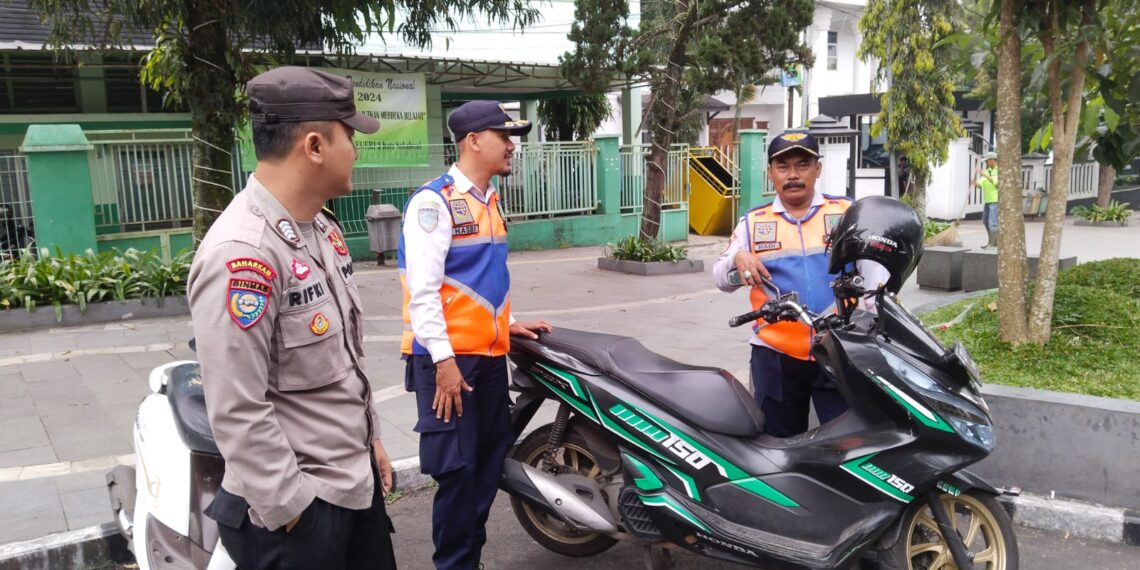 Berikan Pelayanan Prima Di Pagi Hari, Bhabinkamtibmas Polsek Cikole Laksanakan Gatur Pagi