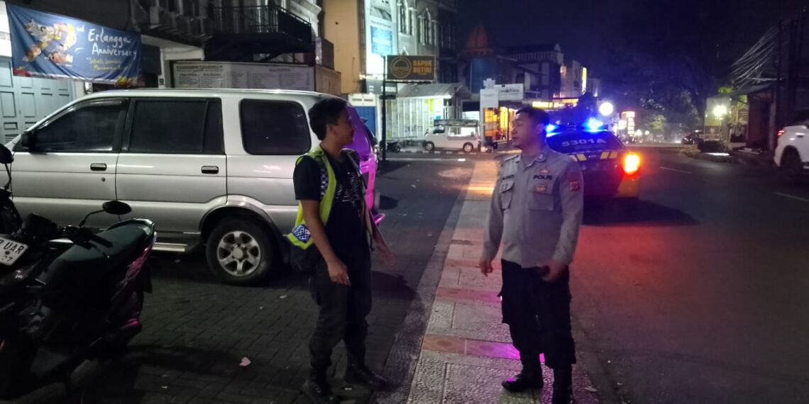 Pantau Situasi Wilayah, Polsek Cikole Laksanakan Patroli Malam