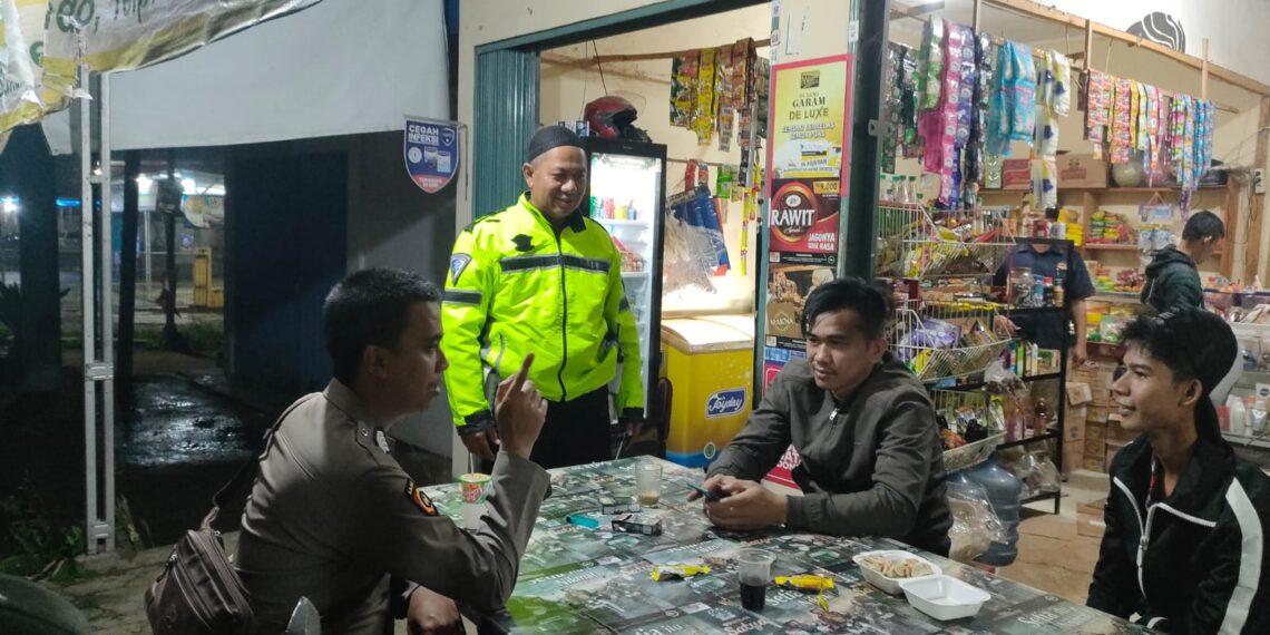 Polsek Sukaraja melaksanakan giat patroli dialogis dengan masyarakat.
