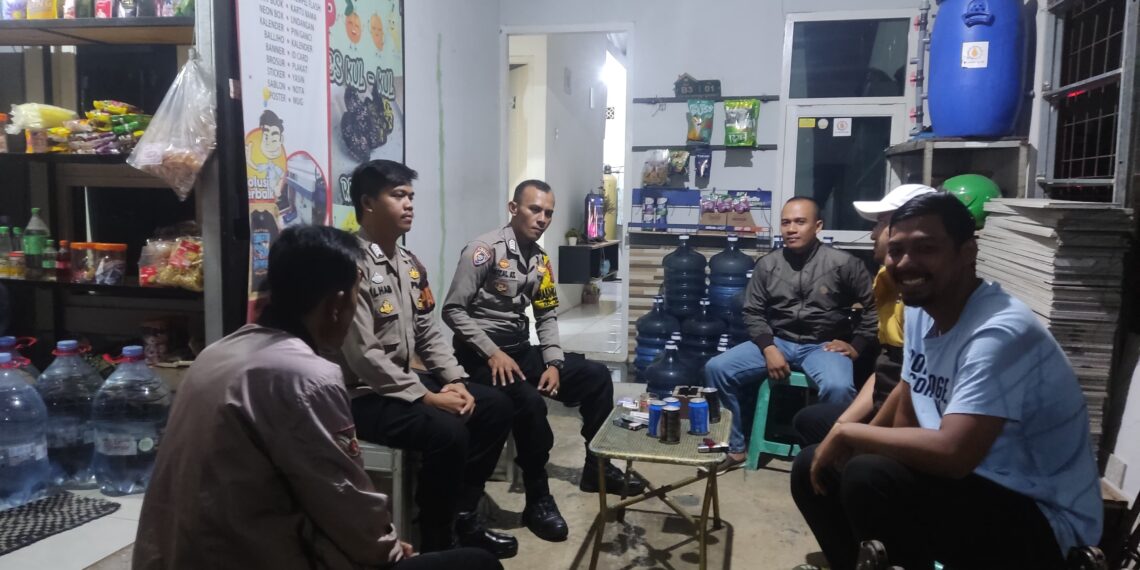 Personil Anggota Polsek Lembursitu Melaksanakan giat Sambang warga masyarakat.