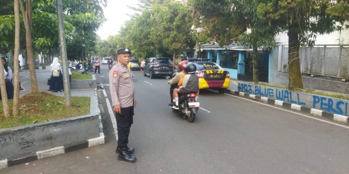 Unit Patroli Samapta Polsek Cikole Laksanakan Pengaturan Pagi