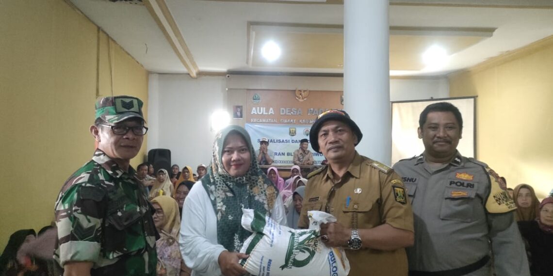 Bhabinkamtibmas Polsek Cisaat Polres Sukabumi Kota Lakukan Monitoring Penyaluran Beras Bulog
