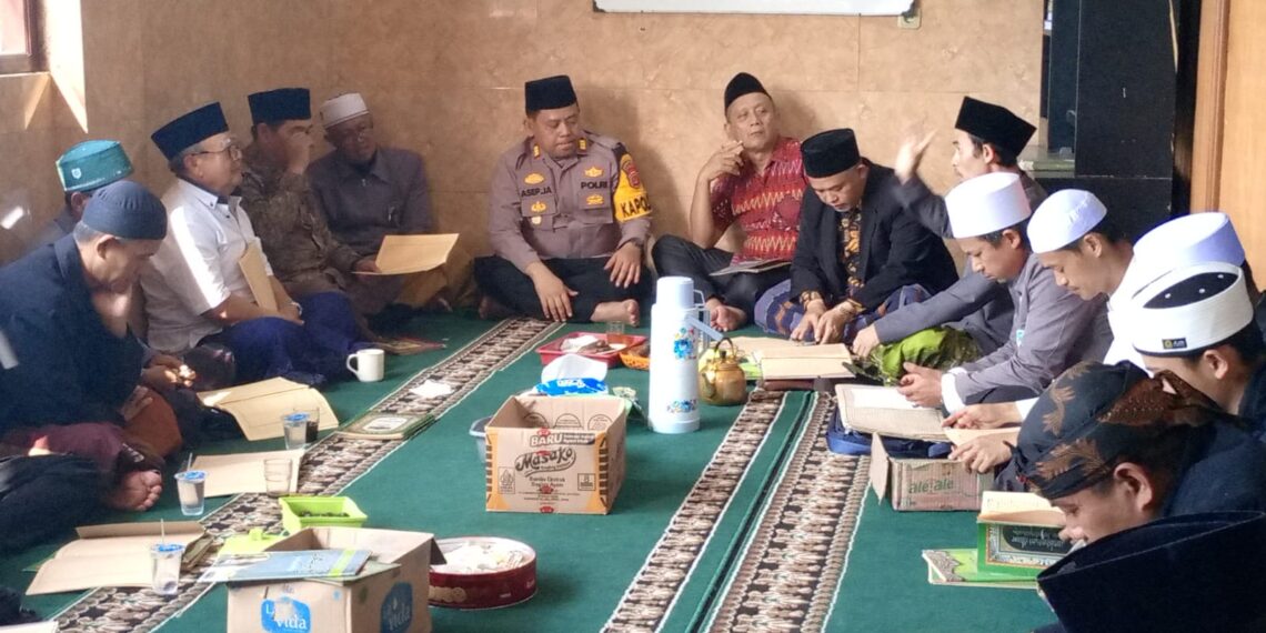 Tingkatkan Keimanan, Kapolsek Sukalarang Bersama Anggota Mengikuti Pengajian Rutin di Masjid Darul Falah Sukalarang