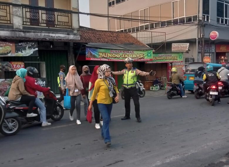 Antisipasi Kemacetan Pagi, Unit Lantas Polsek Sukalarang Laksanakan Gatur Lalin Saat Jam Masuk Karyawan