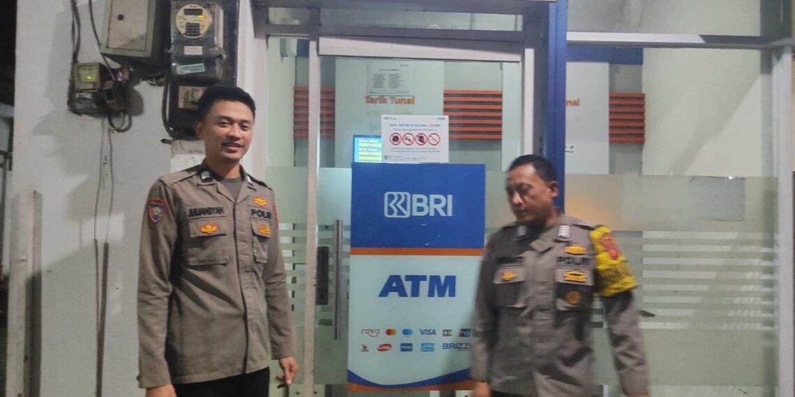 Cegah Kejahatan Perbankkan saat Patroli Malam Polisi kontrol ATM BRI