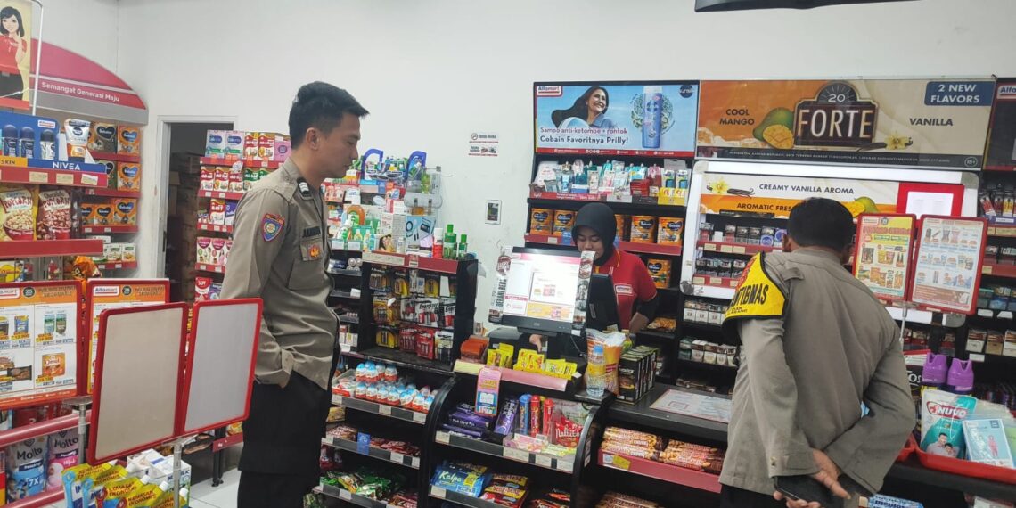 Polsek Sukalarang Patroli Toko Minimarket dan Dialogis dengan Karyawan