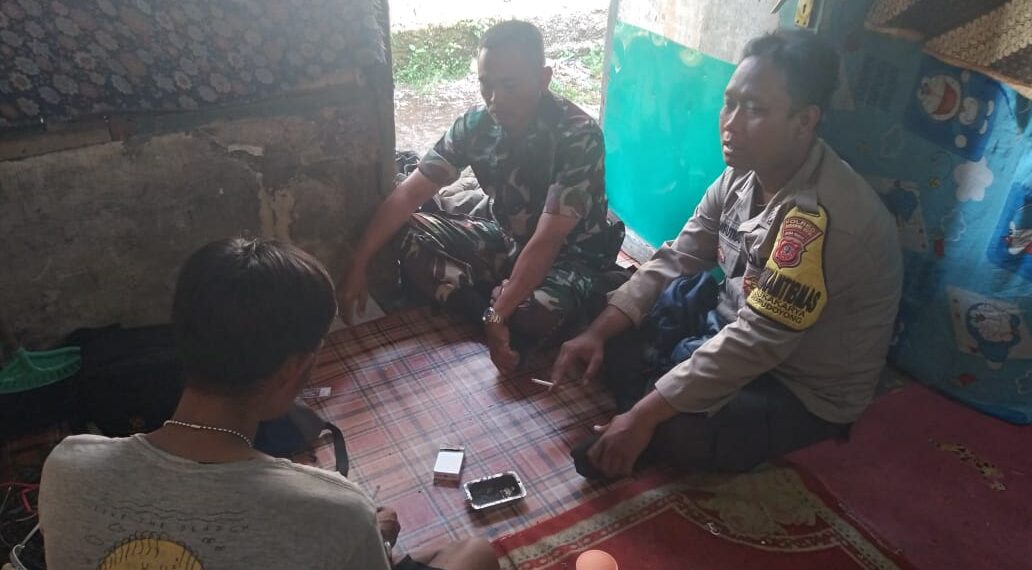 Bhabinkamtibmas Bersinergi dengan Babinsa Sambangi Warga Untuk Tingkatkan Harkamtibmas