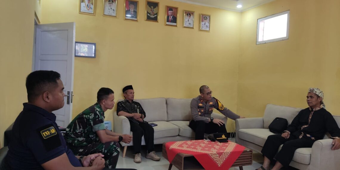 Sinergitas TNI – POLRI Kunjungi kantor camat kadudampit.