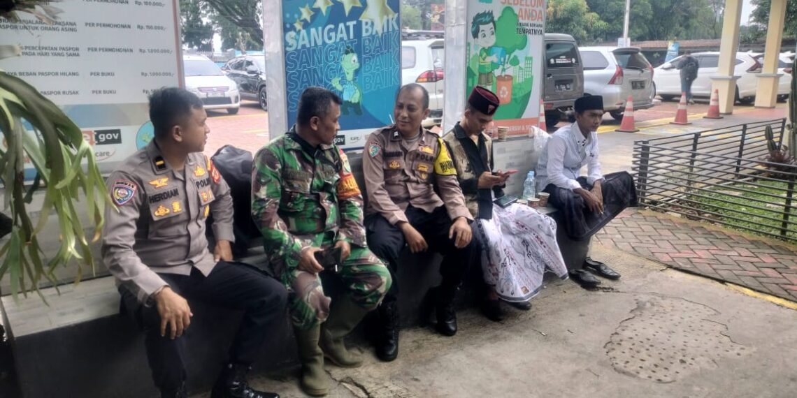 Sinergitas TNI – Polri Sambang Kantor Imigrasi, Ajak warga Pemohon Paspor Ciptakan Kemitraan Kamtibmas