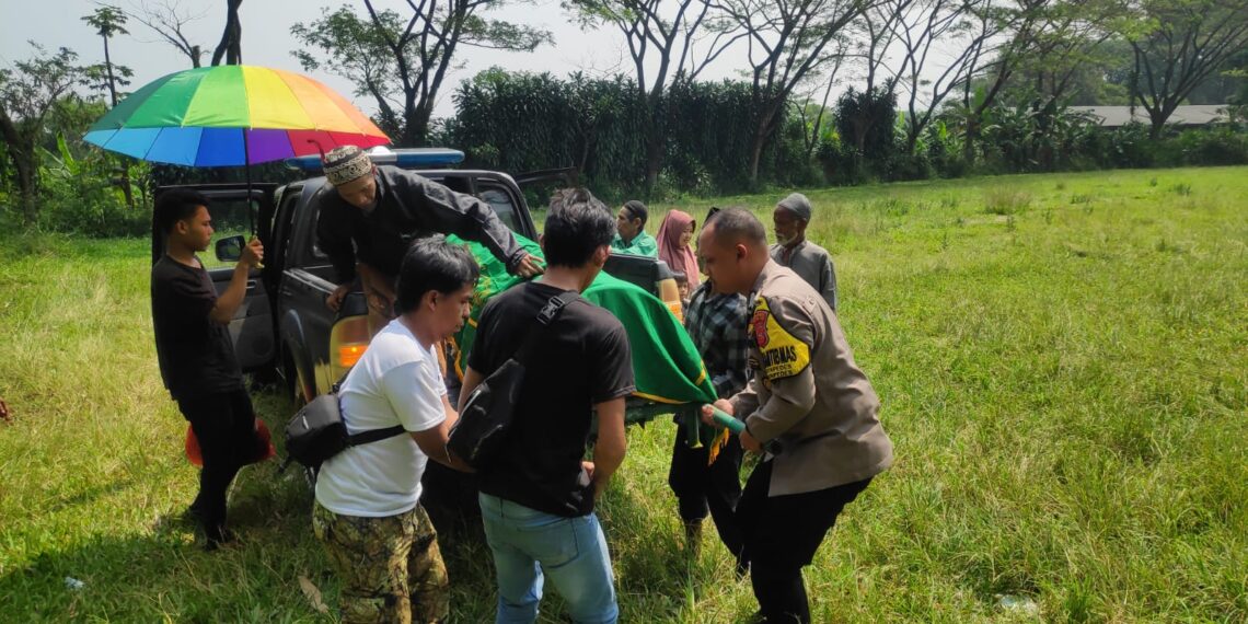 Berikan Pelayanan Masyarakat Antarkan Jenazah menggunakan Kendaraan Patroli Polsek Kebonpedes