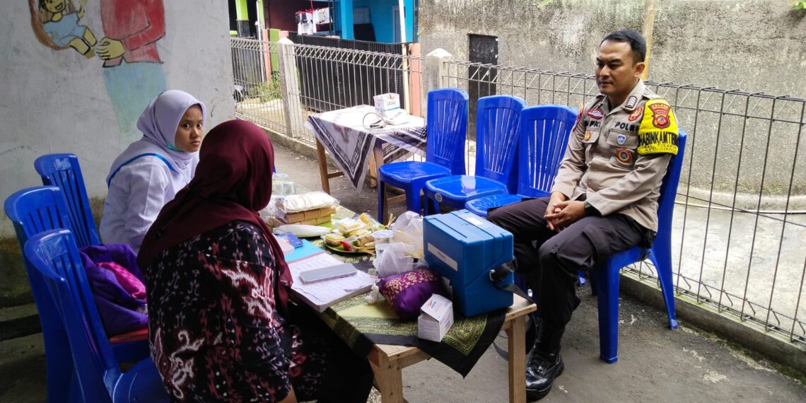 Bhabinkamtibmas Polsek Cikole Monitoring Giat Posyandu