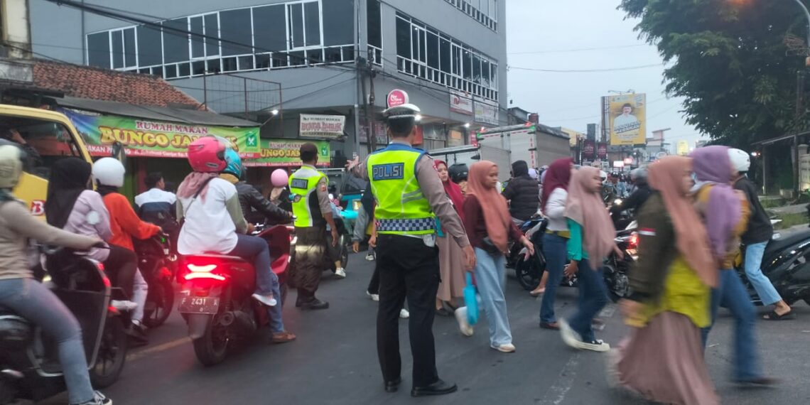 Antisipasi Kemacetan Pagi, Unit Lantas Polsek Sukalarang Melaksanakan Gatur Lalin Saat Jam Masuk Karyawan