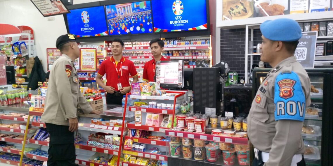 Polisi Polsek Sukalarang Patroli Toko Minimarket dan Dialogis dengan Masyarakat